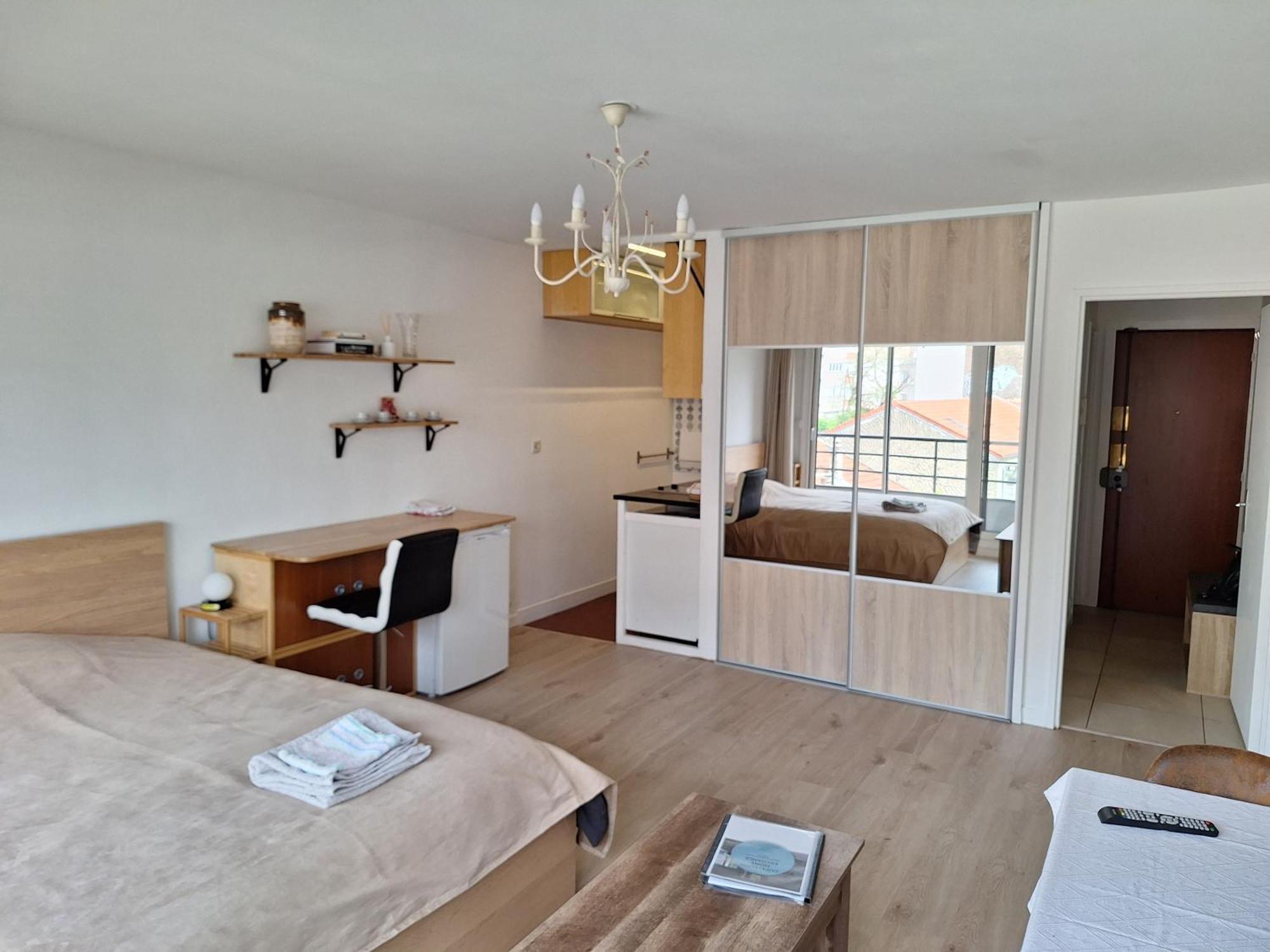 Chic Parisian Studio Retreat Bright Spacious And Secure Parking Esterno foto
